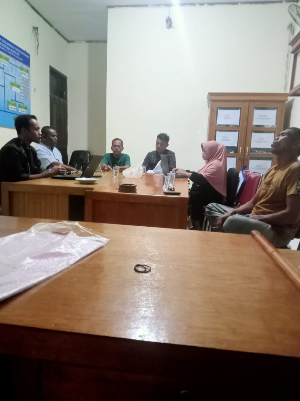 Musyawarah aparatur gampong alue on bersama tuha peut